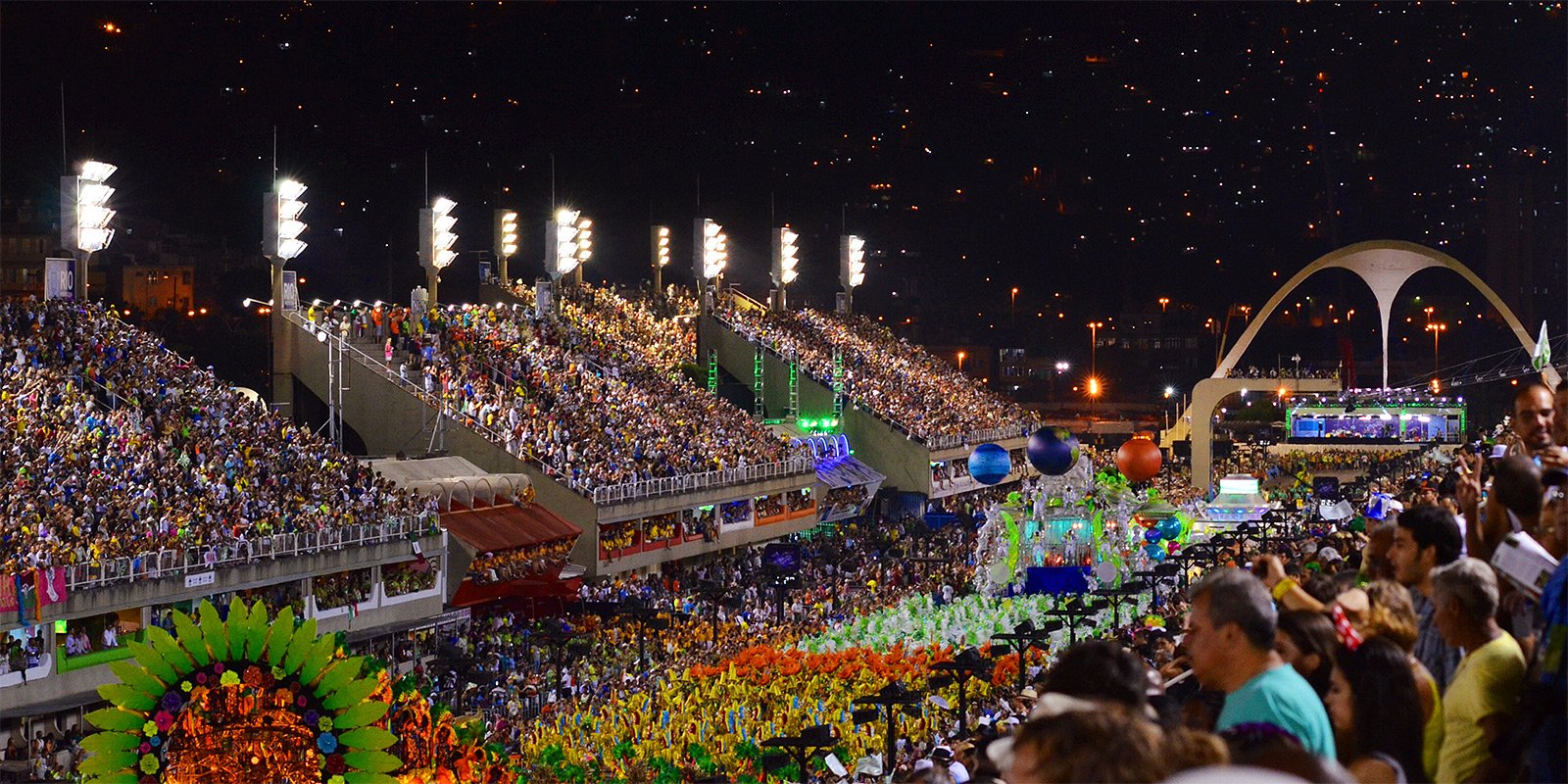 Ночной бразильский карнавал в Рио де Жанейро