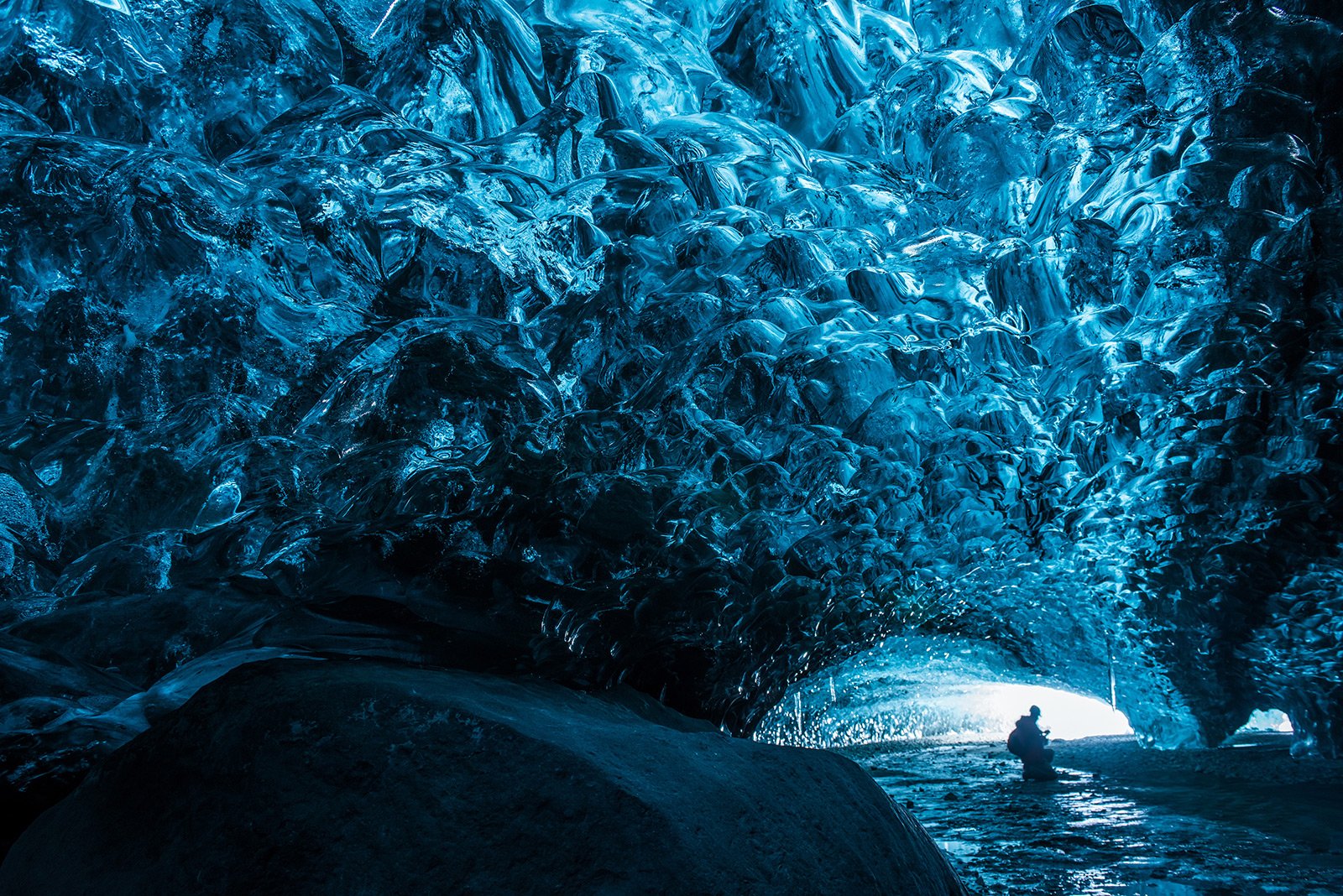 Как погулять по ледяным пещерам в Рейкьявике