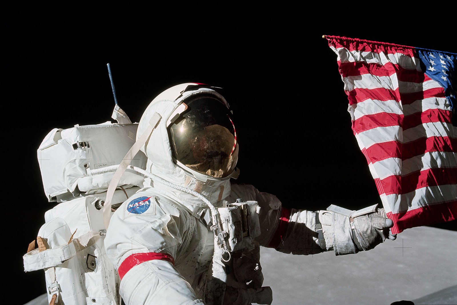 Как сделать селфи на фоне американского флага на Луне
