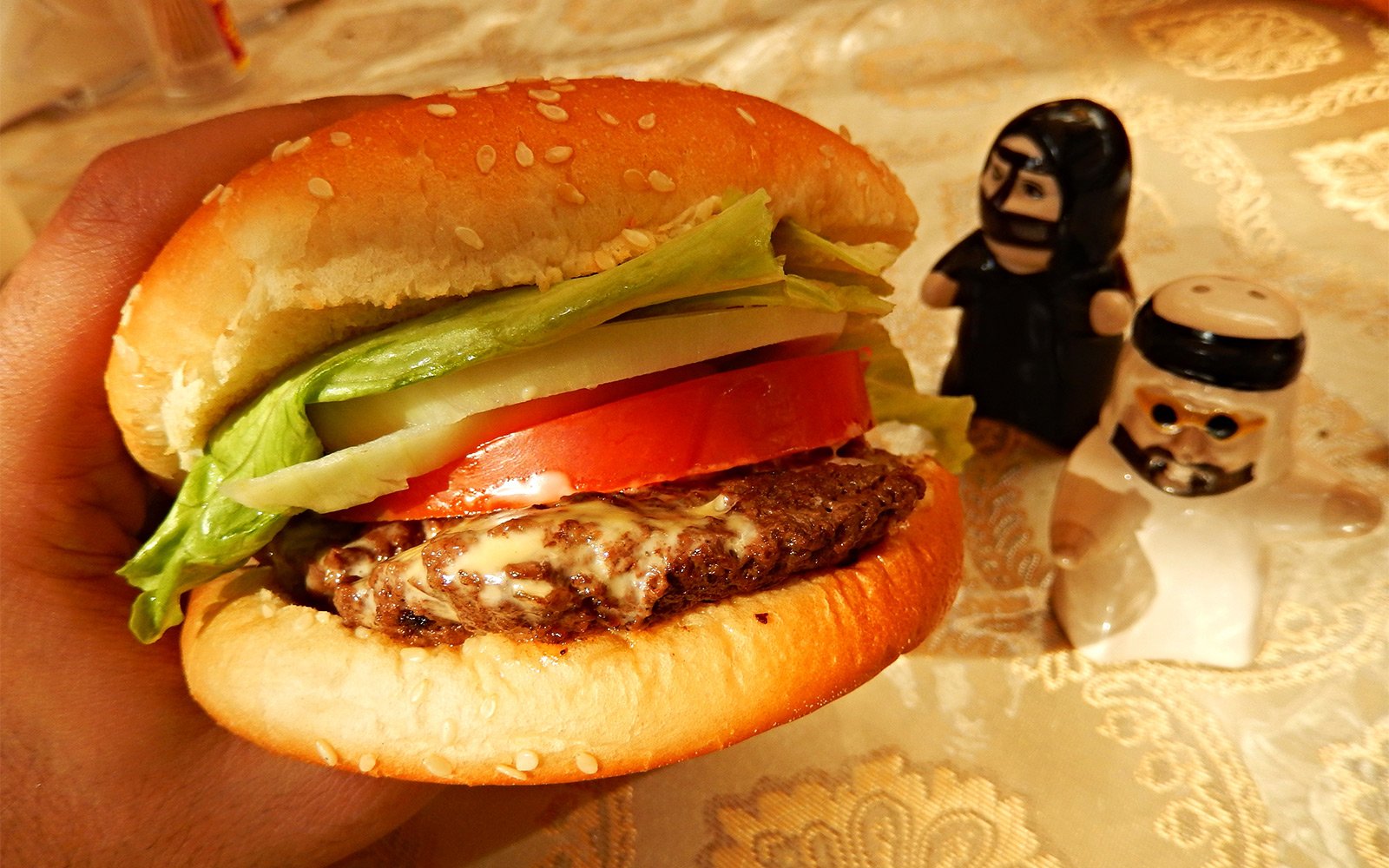 Как попробовать кэмэлбургер — сэндвич с верблюжатиной в Дубае