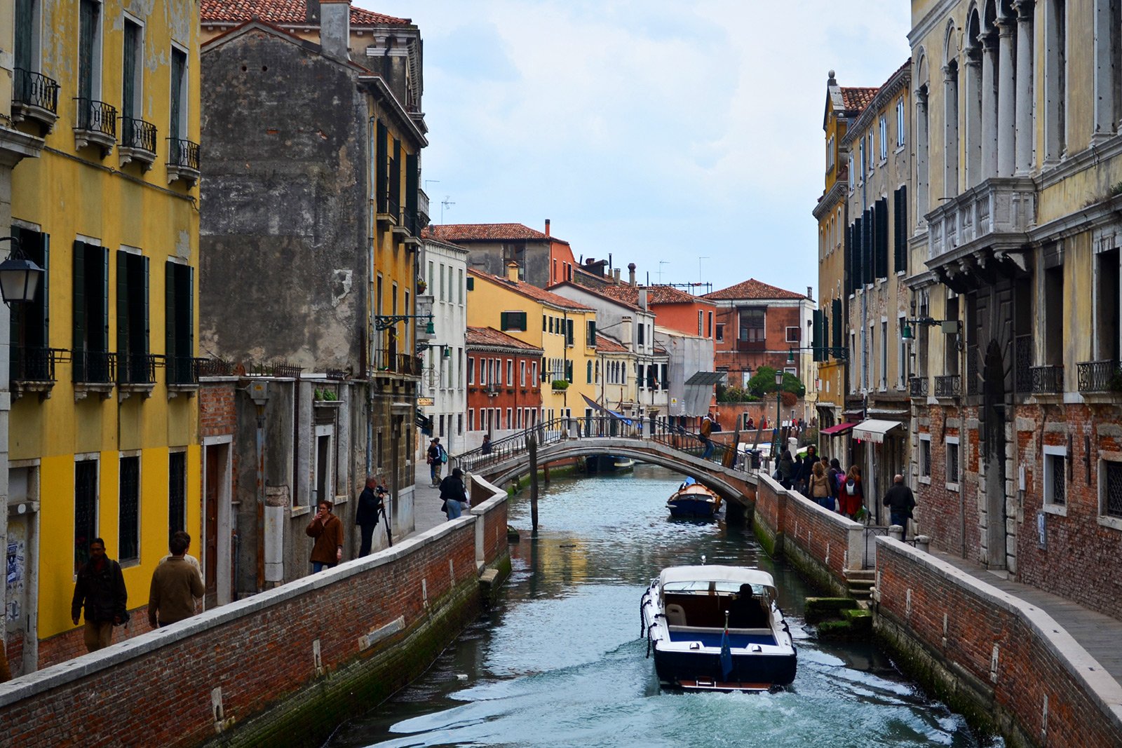 Как погонять на моторной лодке по каналам Венеции в Венеции