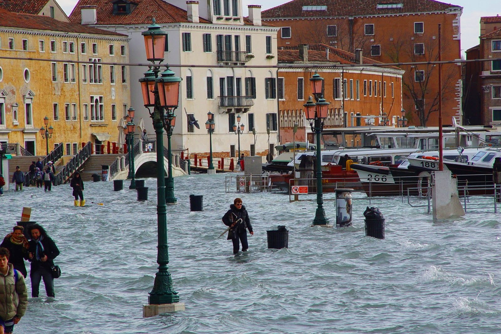 Как увидеть знаменитое наводнение Аква Альта в Венеции