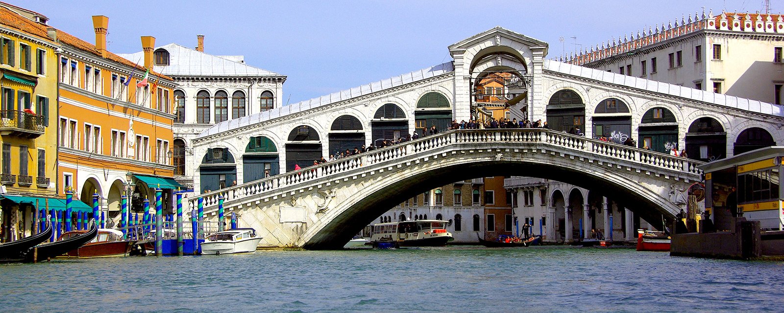 Как прогуляться по мосту Риальто в Венеции