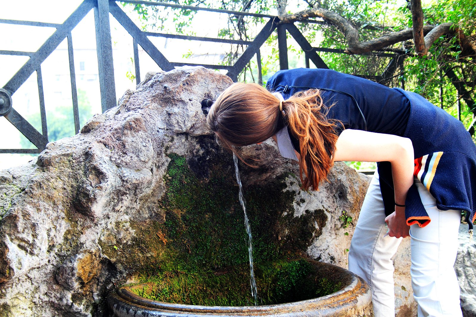 Как выпить воды в фонтанеллах в Риме