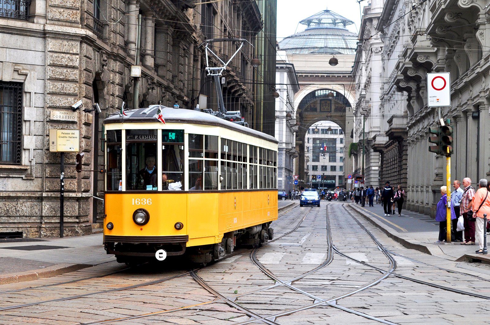 Как покататься по городу на историческом трамвае №1 в Милане