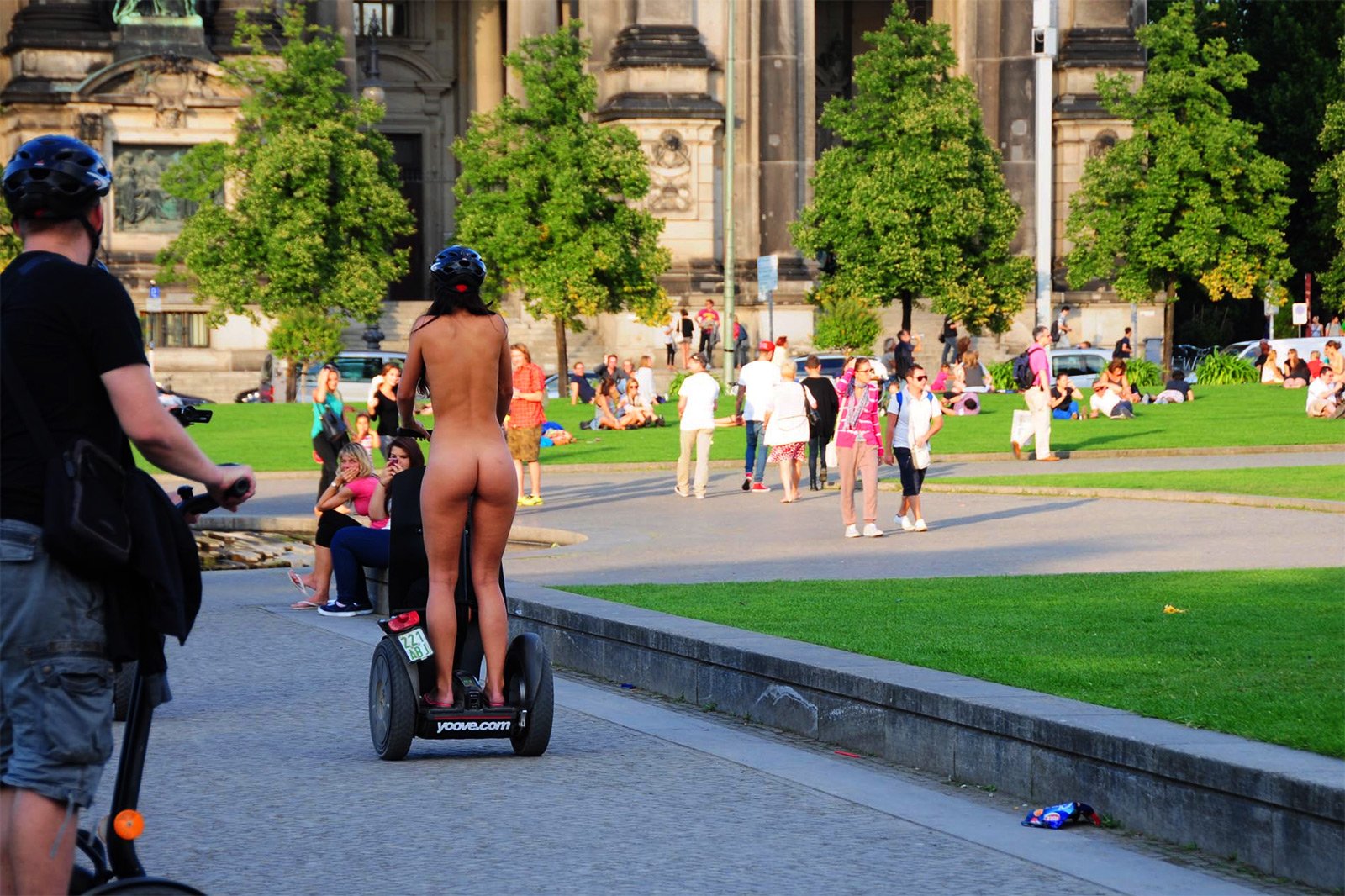 Как покататься голышом на сигвее по Потсдамской площади в Берлине