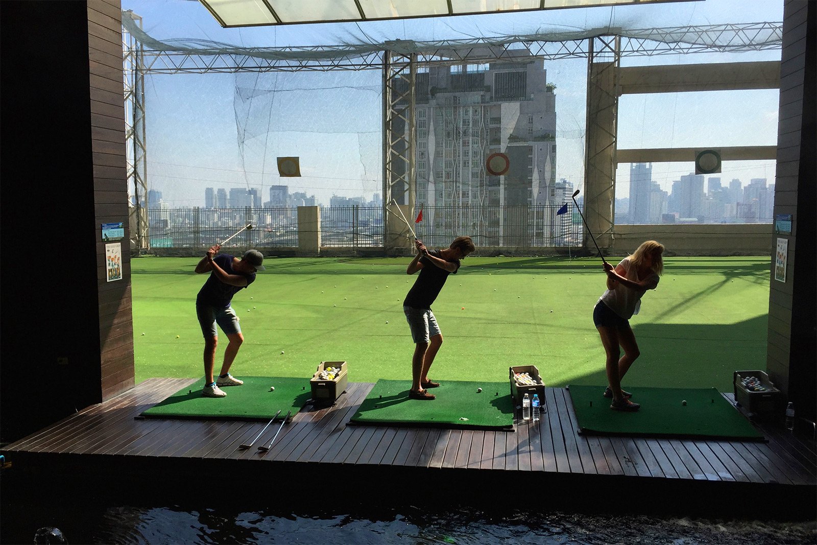 Как поиграть в гольф на крыше небоскреба в Бангкоке