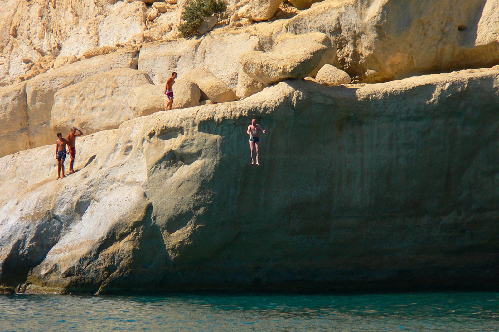 Как понырять со скал на пляже Матала на Крите