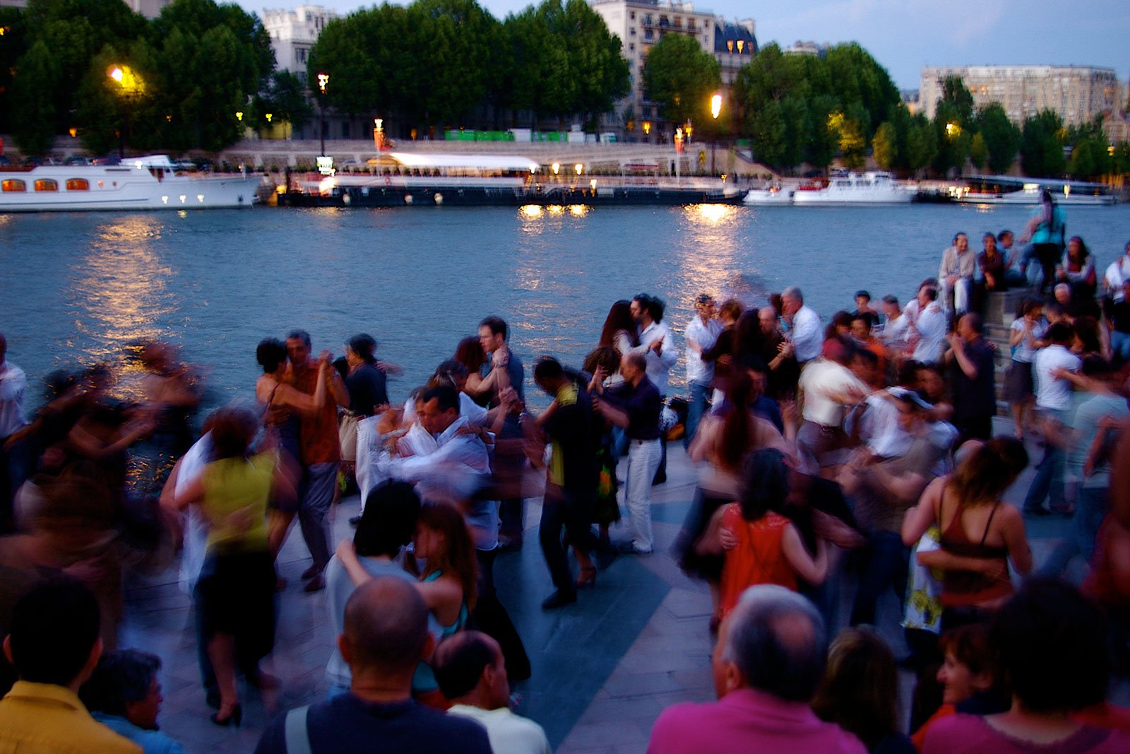 Как потанцевать танго на берегу Сены в Париже