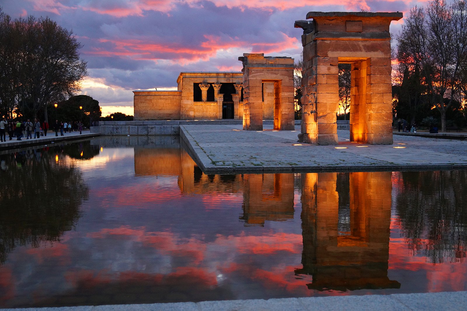 Как встретить закат на смотровой площадке египетского храма в Мадриде
