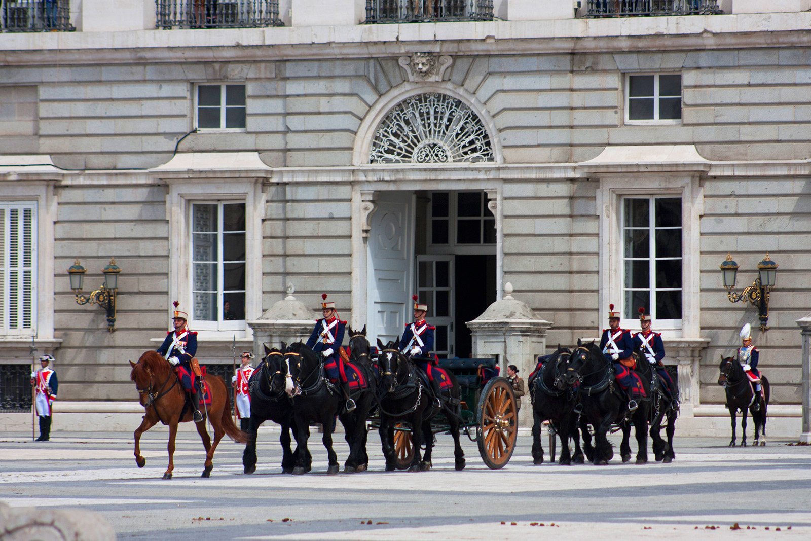 Как увидеть смену караула у Королевского дворца в Мадриде