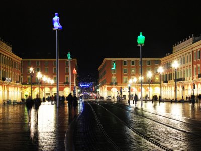 Увидеть светящиеся статуи в Ницце