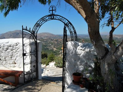 Посетить монастырь на вершине горы на Родосе
