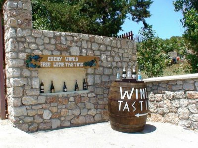 Попробовать вино в греческой винодельне на Родосе