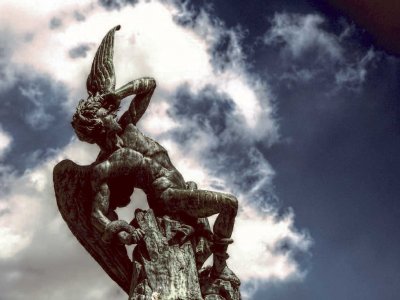 Увидеть статую Люцифера в Мадриде