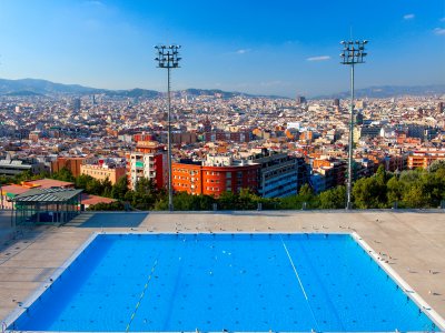 Поплавать в бассейне с видом на город в Барселоне