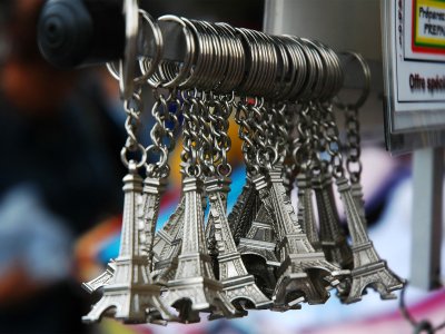Купить брелок-башню в Париже