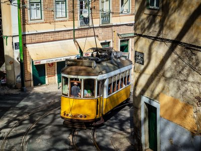 Прокатиться на желтом трамвае в Лиссабоне