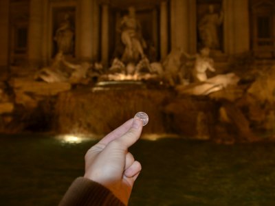 Бросить монету в фонтан Треви в Риме