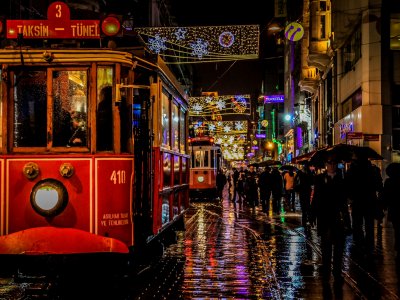 Прокатиться на старом трамвайчике по Бейоглу в Стамбуле