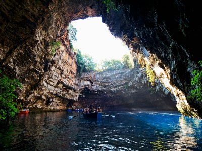 Поплавать на лодке по пещерному озеру Мелиссани на Кефалонии