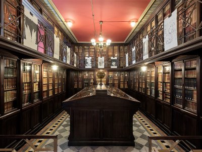 Посетить библиотеку масонов в Барселоне
