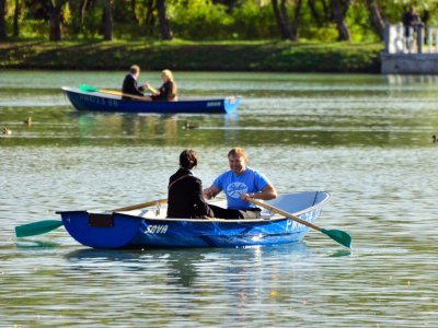 Покататься на лодке в Голосеевском парке в Киеве