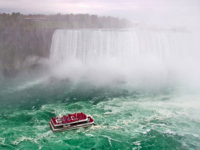 Поплавать на корабле у Ниагарского водопада в Торонто
