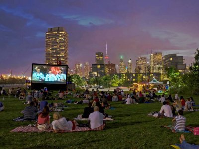 Посмотреть кино под открытым небом в Торонто