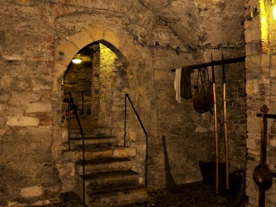 Спуститься в подземелье Староместской ратуши в Праге