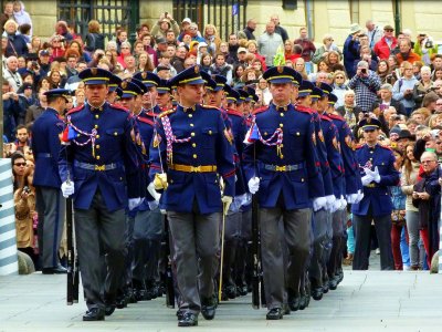 Увидеть смену почётного караула у президентского дворца в Праге