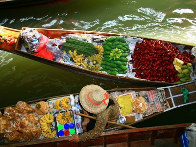 Побывать на плавучем рынке в Паттайе