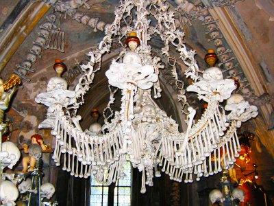 Увидеть люстру из человеческих костей в Праге