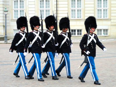 Увидеть смену караула у королевского дворца в Копенгагене