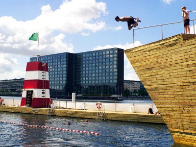 Прыгнуть в бассейн под открытым небом в Копенгагене