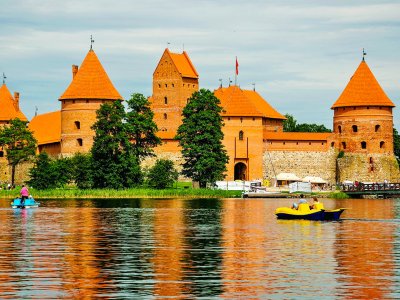 Покататься на лодке вокруг замка в Вильнюсе