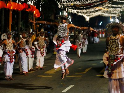 Увидеть уличный парад Навам Перахера в Коломбо