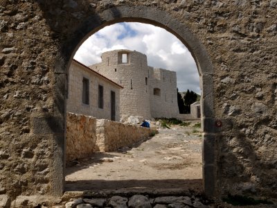 Побродить по старой крепости Бесац в Баре