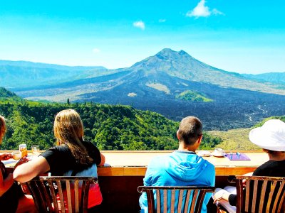 Пообедать у подножия вулкана на Бали