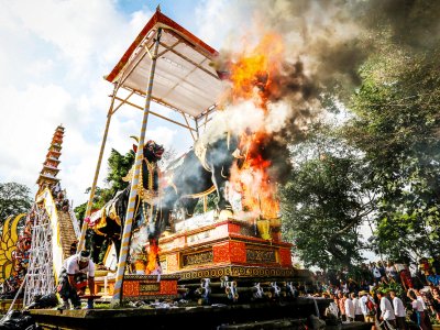 Увидеть торжественную церемонию кремации на Бали