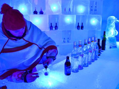 Выпить коктейль в ледяном баре в Рованиеми