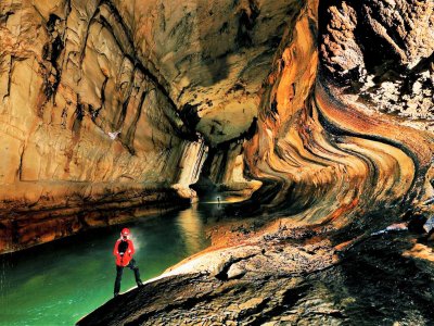Пройти пещерный квест на Борнео