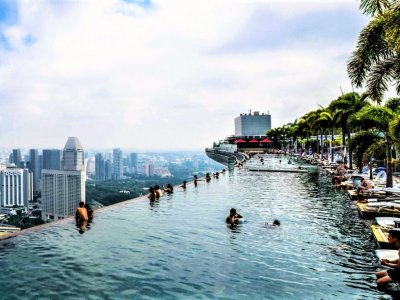 Поплавать в самом высоком бассейне в Сингапуре