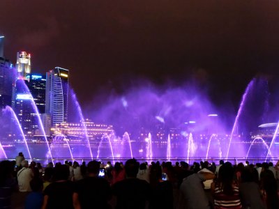 Посмотреть световое шоу фонтанов в Сингапуре