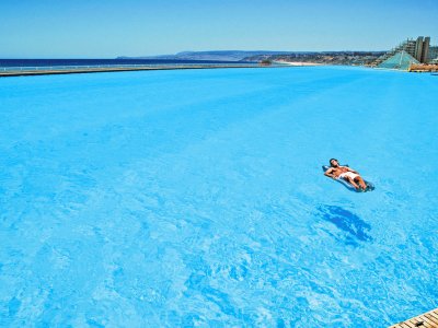 Поплавать в самом большом бассейне в мире в Альгарробо