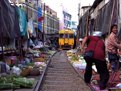 Съездить на рынок на рельсах в Бангкоке