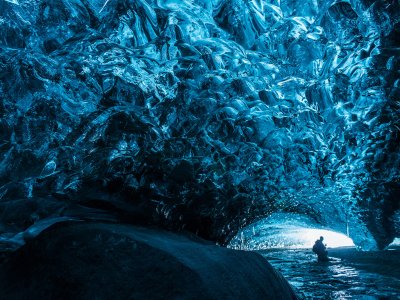 Погулять по ледяным пещерам в Рейкьявике