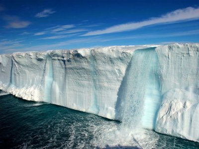 Увидеть ледниковые водопады в Шпицбергене