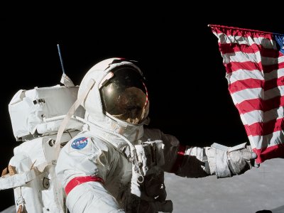 Сделать селфи на фоне американского флага на Луне