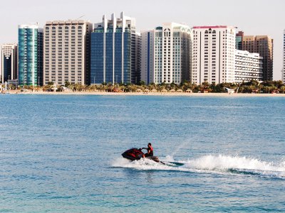 Попрыгать по волнам на водном мотоцикле в Абу-Даби